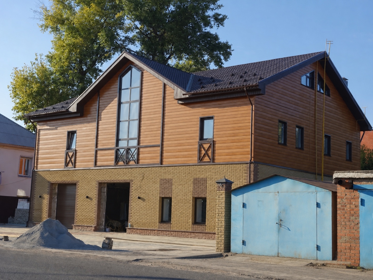 Реальный загородный дом с фасадными панелями Стенолит под дерево